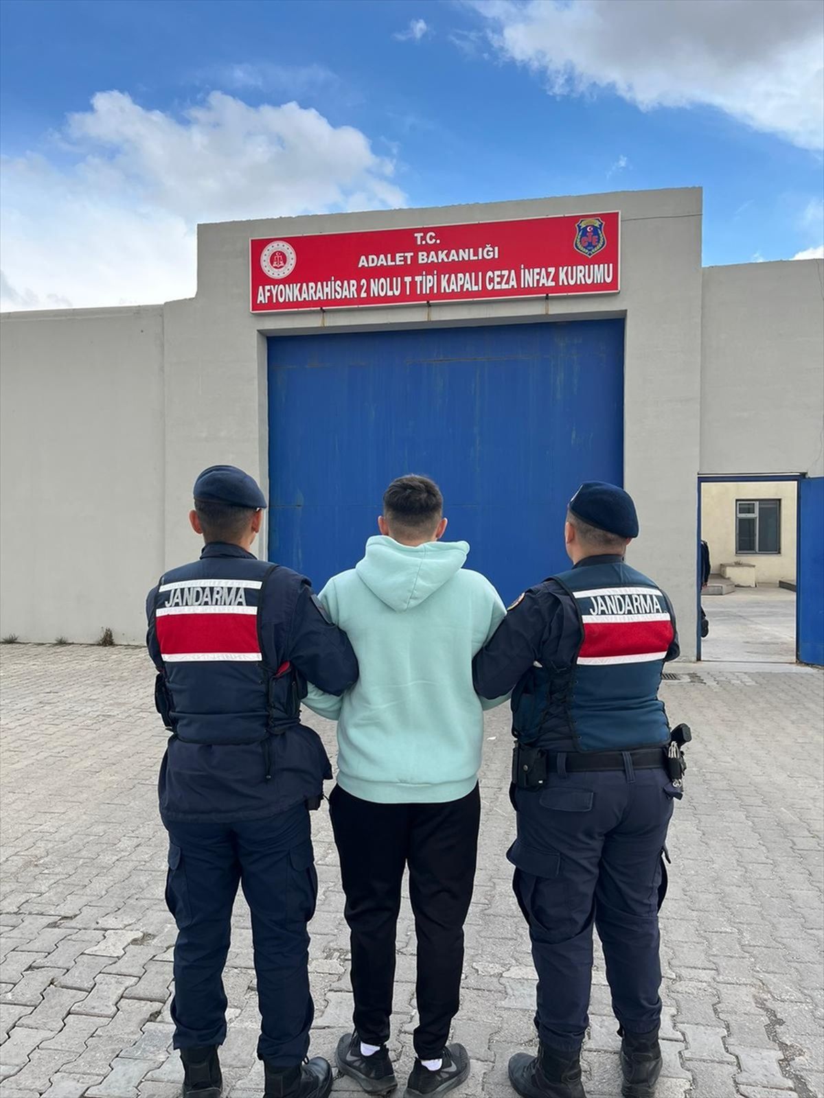 Afyonkarahisar\'da hükümlü cezaevine götürüldü