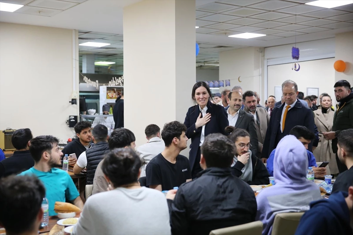AK Parti Genel Başkan Yardımcısı Çiğdem Karaaslan, Samsun\'da üniversite öğrencileriyle iftarda buluştu