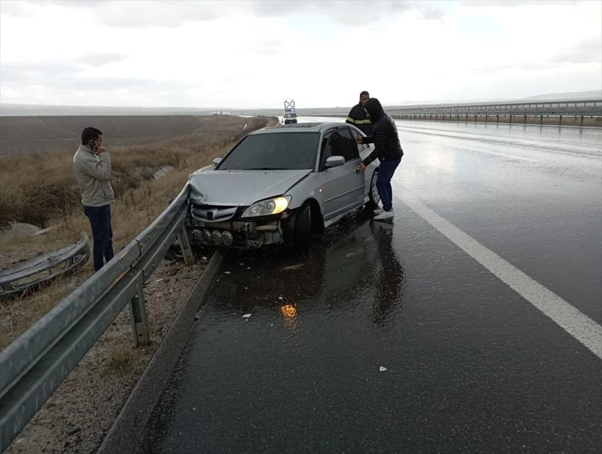 Aksaray\'da 8 araç karıştığı zincirleme trafik kazasında 5 kişi yaralandı