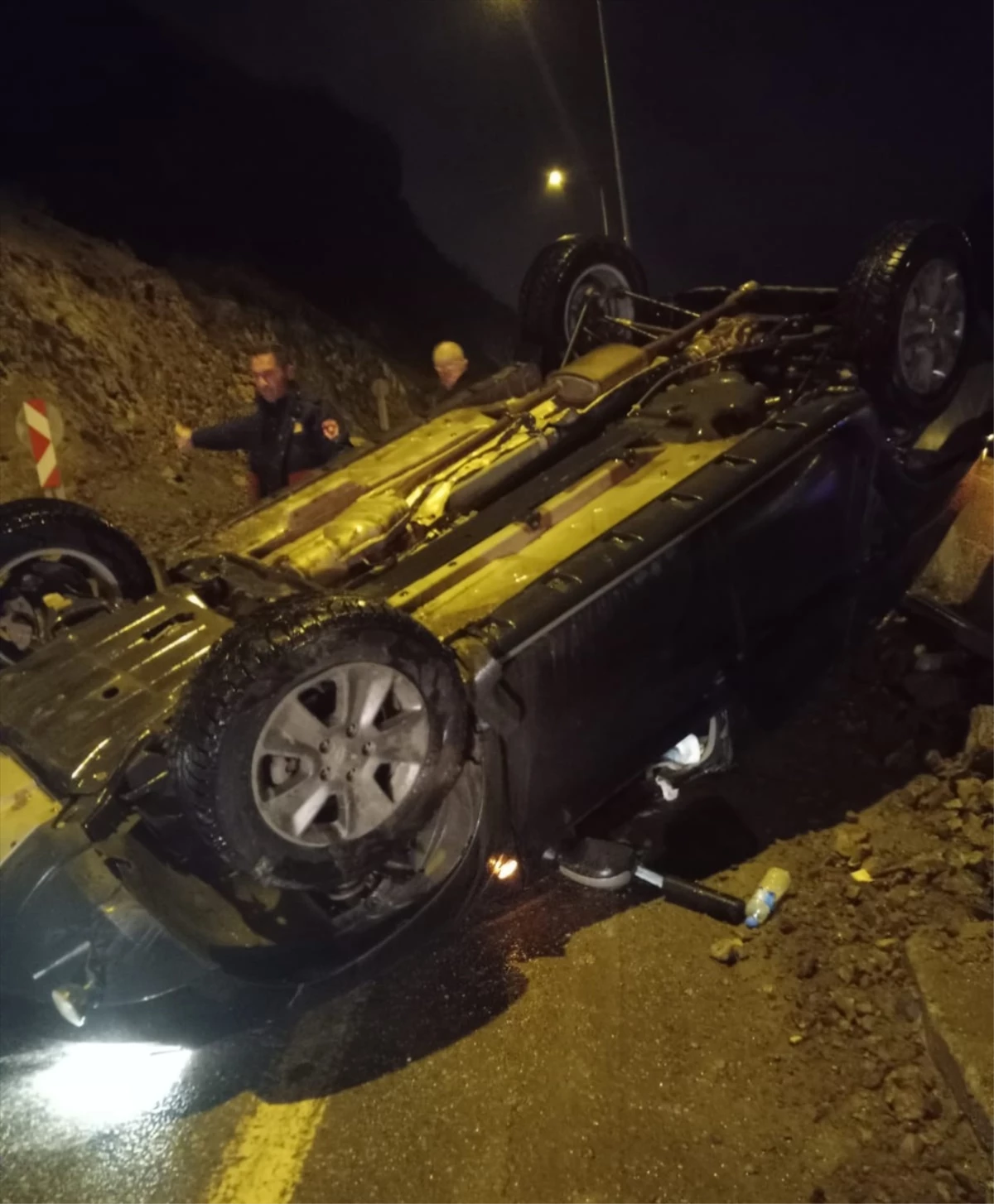 Artvin\'de Otomobil Kaya Parçasına Çarparak Devrildi: 4 Yaralı