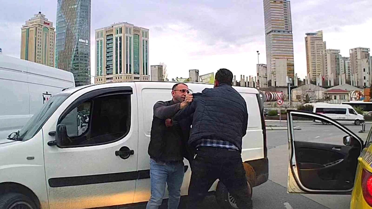 Ataşehir\'de Yol Verme Anlaşmazlığı Kavgaya Dönüştü