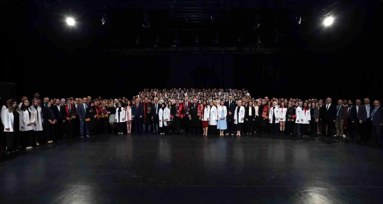 Atatürk Üniversitesi Tıp Fakültesi\'nde Geleneksel Önlük Giydirme Töreni Gerçekleşti
