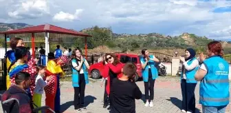 Aydın'da üniversite öğrencileri özel eğitim merkezinde öğrencilerle eğlendi