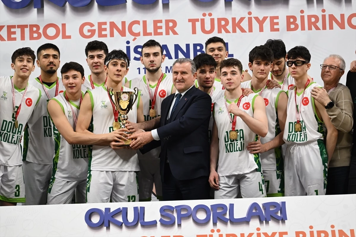 Gençlik ve Spor Bakanı Osman Aşkın Bak, Okul Sporları Gençler Basketbol Türkiye Birinciliği erkekler final maçını takip etti