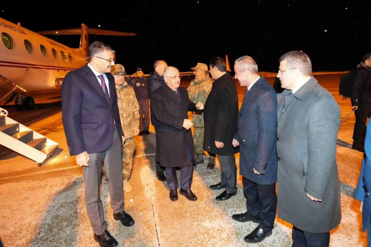 Milli Savunma Bakanı Yaşar Güler, Hakkari\'de 3. Piyade Tümen Komutanlığına ziyarette bulundu