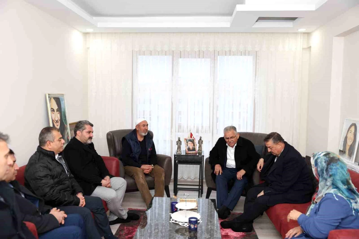 Kayseri Büyükşehir Belediye Başkanı Şehit Komiser Yardımcısı Kübra Doğanay\'ın Ailesini Ziyaret Etti