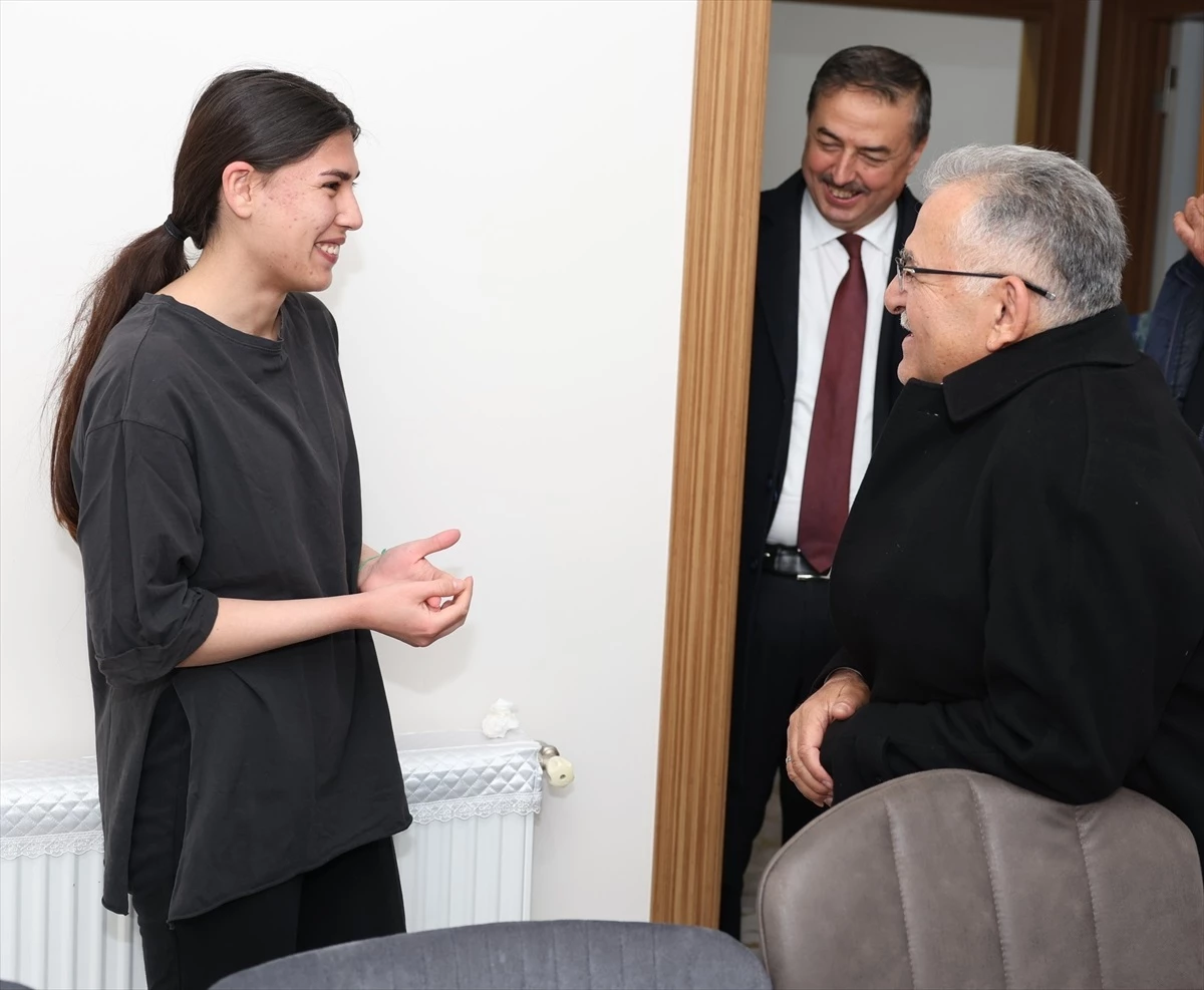 Kayseri Büyükşehir Belediye Başkanı Memduh Büyükkılıç, 15 Temmuz şehidi Kübra Doğanay\'ın ailesini ziyaret etti