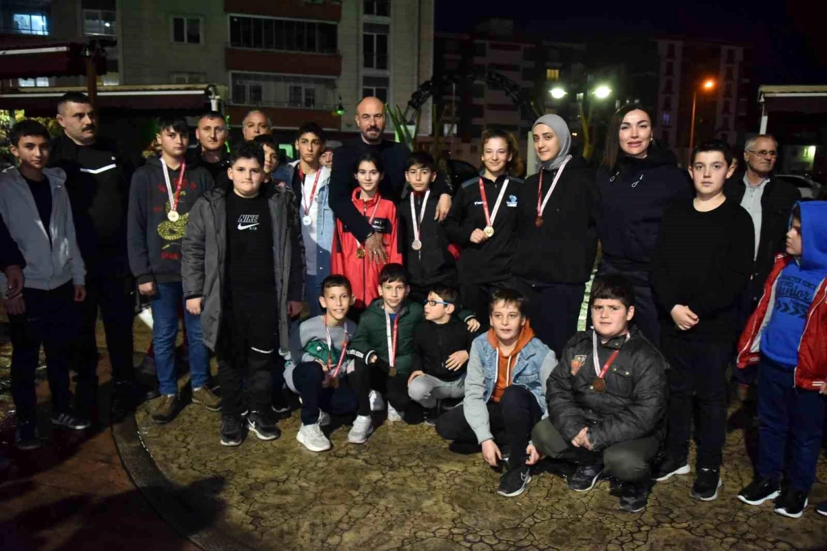 Tekkeköy Belediye Başkanı Hasan Togar, güreş sporcuları ve aileleri ile iftarda buluştu