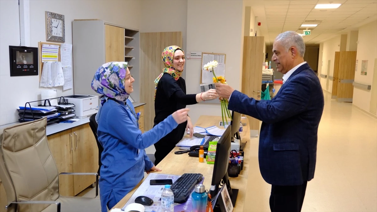 AK Parti Bilecik Belediye Başkan Adayı Mustafa Yaman, Tıp Bayramı dolayısıyla hastaneyi ziyaret etti