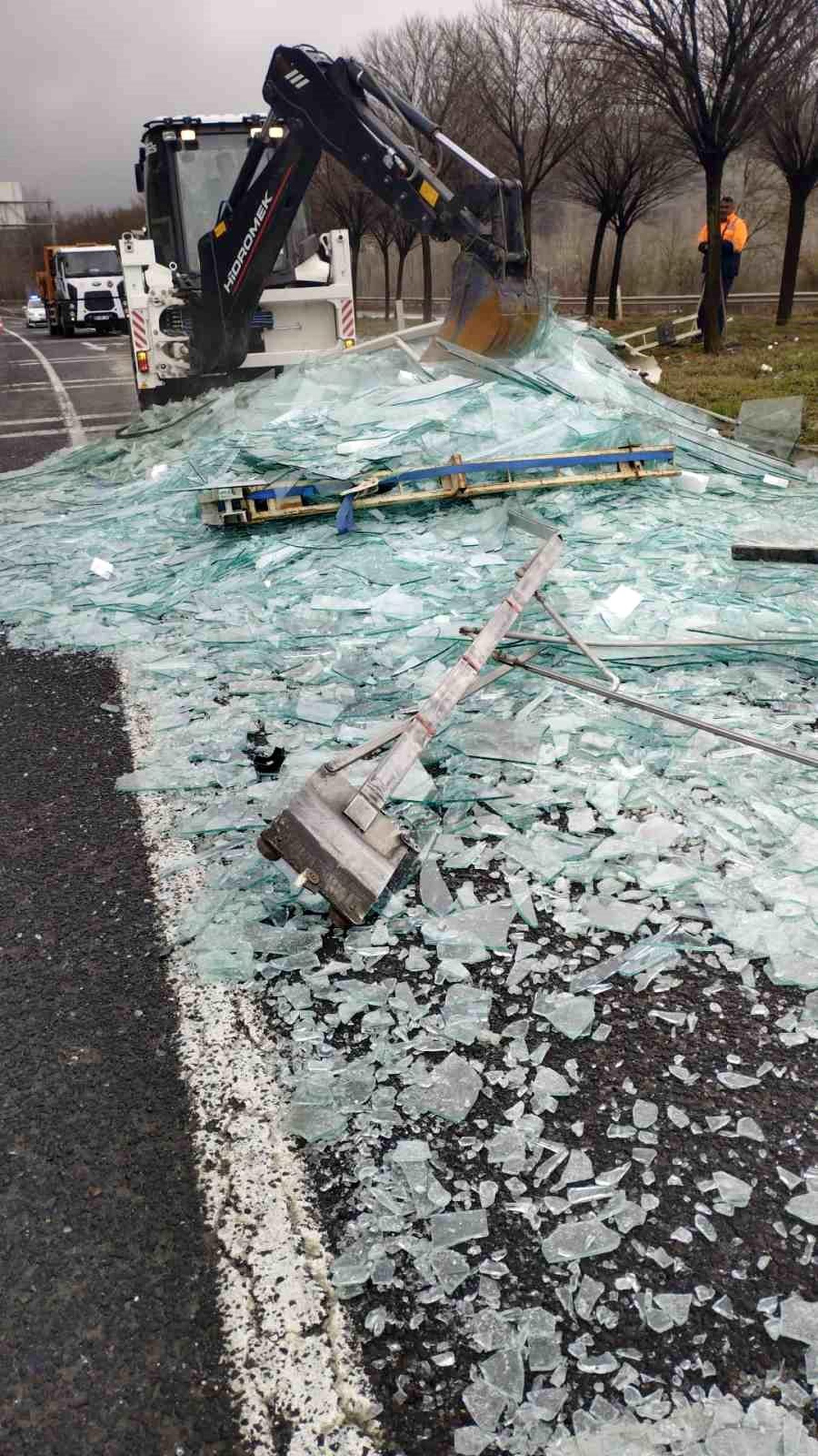 Bilecik-Bozüyük Karayolunda Tırın Dorsesinden Camlar Düştü, Trafik Durdu