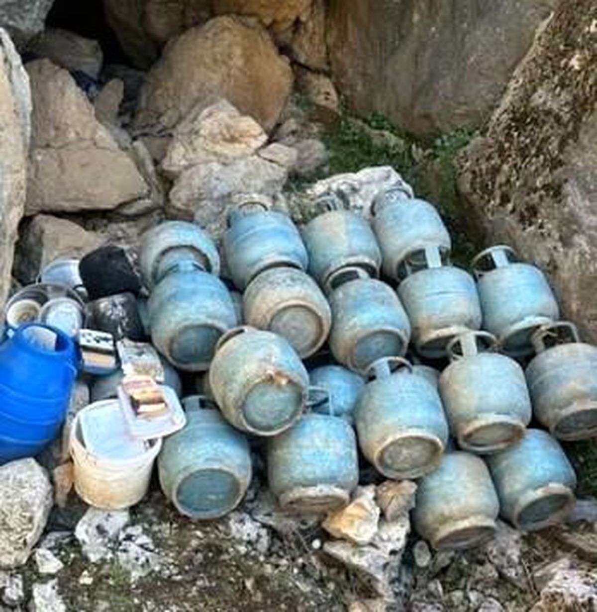 Bitlis İl Jandarma Komutanlığı Operasyonunda Mağarada Malzeme ve Mühimmat Ele Geçirildi