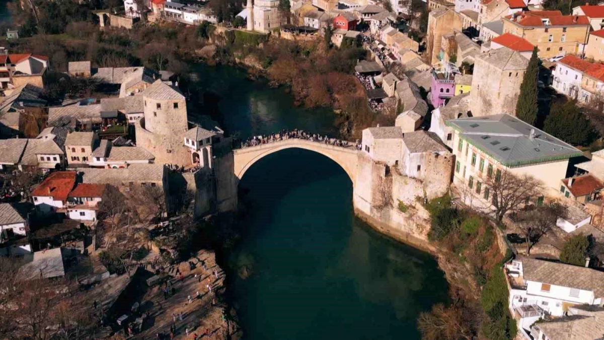 Mostar Köprüsü\'nü görüntüleyen Türk dron pilotu uyarıldı