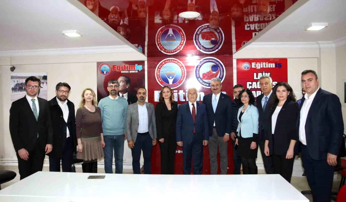 Bursa Büyükşehir Belediye Başkan Adayı Mustafa Bozbey, öğretmenlere indirimli ulaşım kartı ve yeni öğretmenevi müjdesi verdi