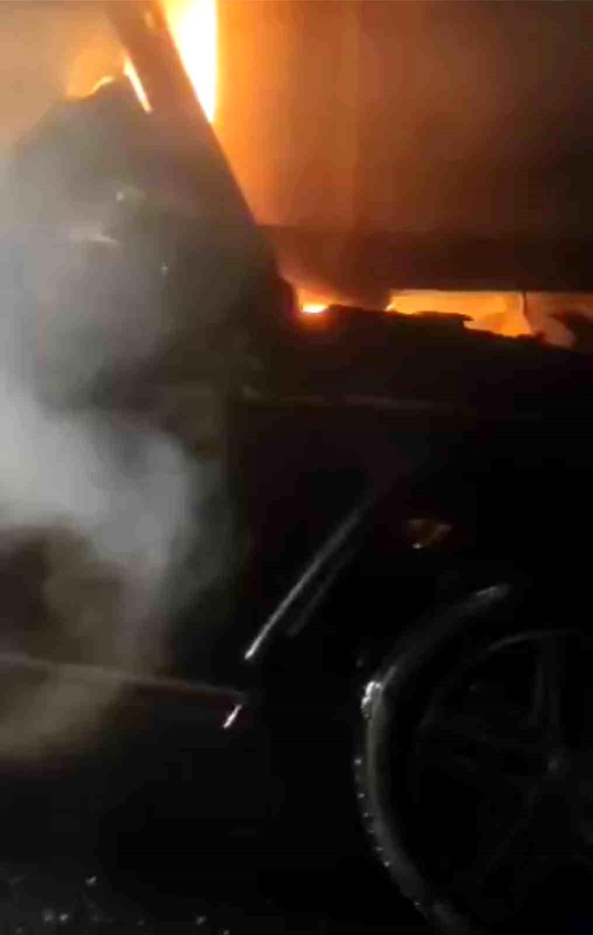 Bursa\'da lüks cip tıra çarptı, sürücü son anda kurtarıldı