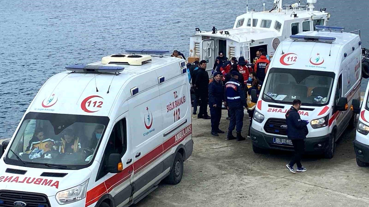 Çanakkale\'de Alabora Olan Lastik Bottan 14 Kişi Hayatını Kaybetti