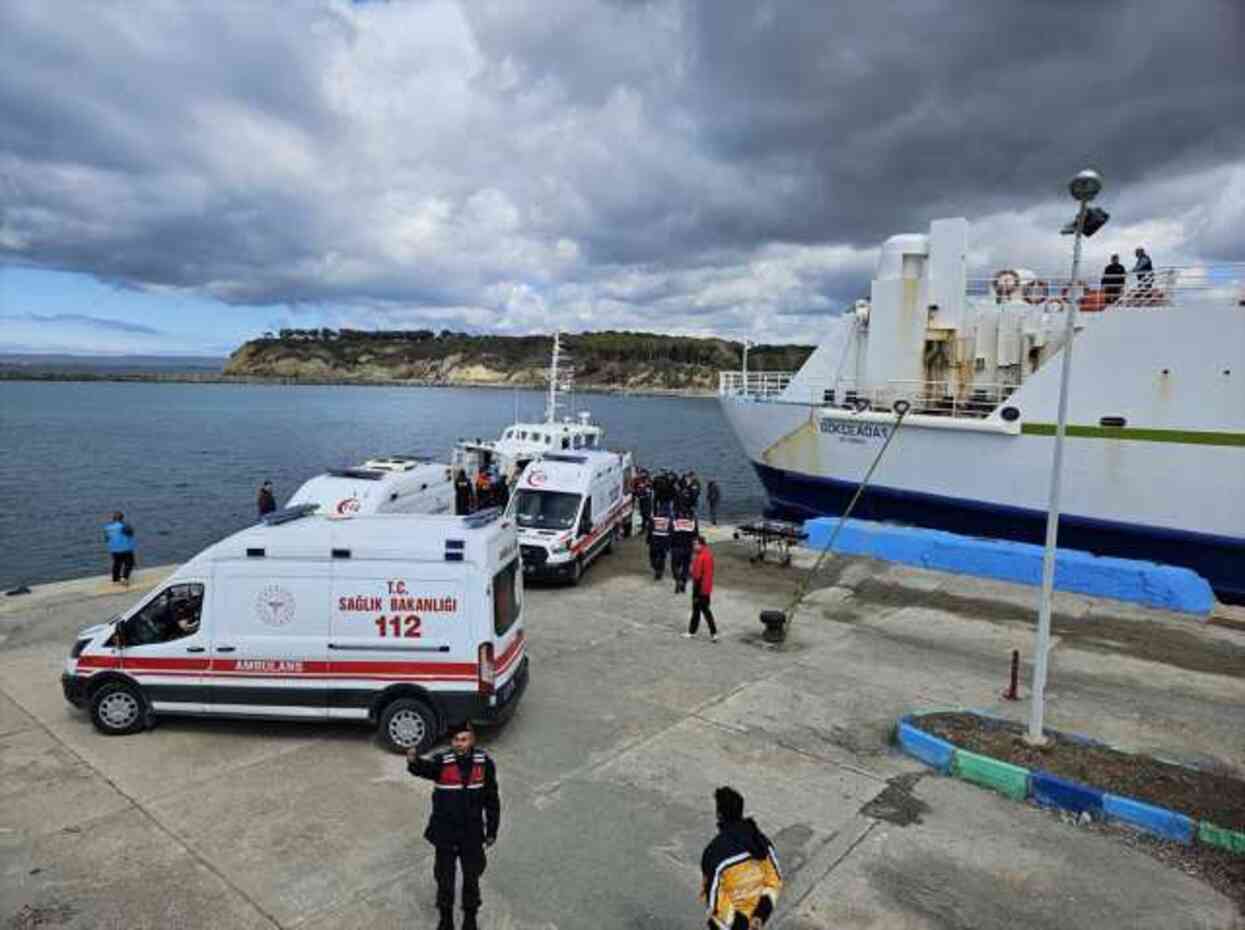 Çanakkale'de mülteci botu battı! 2'si bebek 16 kişi hayatını kaybetti Çanakkale'de mülteci botu battı! 2'si bebek 16 kişi hayatını kaybetti