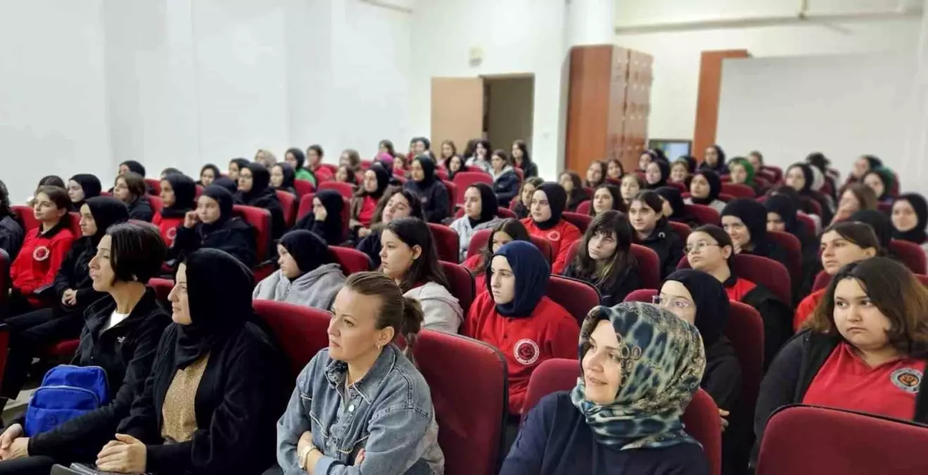 Düzce Zübeyde Hanım Mesleki ve Teknik Anadolu Lisesi\'nde Çocuk Sağlığı ve Aşılama Takvimi Eğitimi Verildi