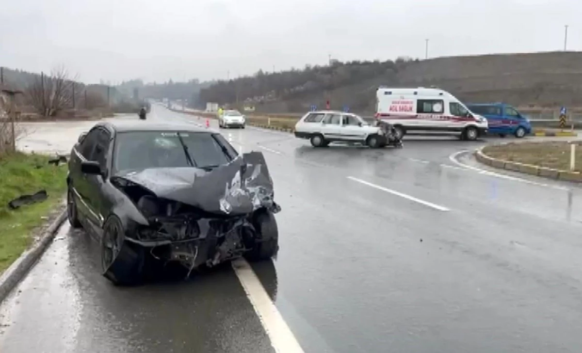 Kastamonu Tosya\'da Otomobil Çarpışması: 5 Yaralı