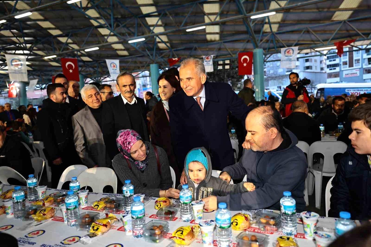 Denizli Büyükşehir Belediyesi Ramazan Ayında Fatih Mahallesi\'nde İftar Sofrası Kurdu