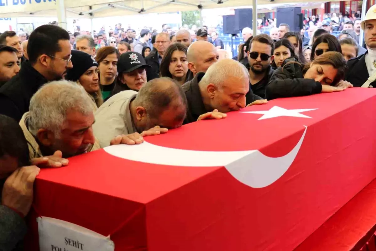 Şırnak\'ta kaza sonucu şehit olan polis memuru Denizli\'de son yolculuğuna uğurlandı