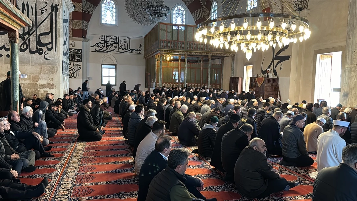 Edirne\'de Selatin Camilerinde Ramazanın İlk Cuma Namazı Yoğunlukla Kılındı