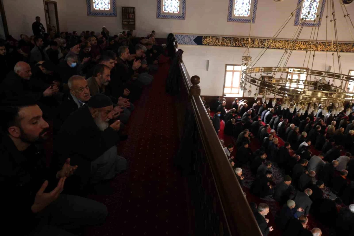 Elazığ\'da Vatandaşlar Ramazan Ayının İlk Cuma Namazı İçin Camilere Akın Etti