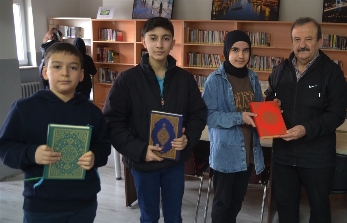Emekli kütüphaneci Zeki Aktürk, okullara Kur\'an-ı Kerim desteği sağlıyor