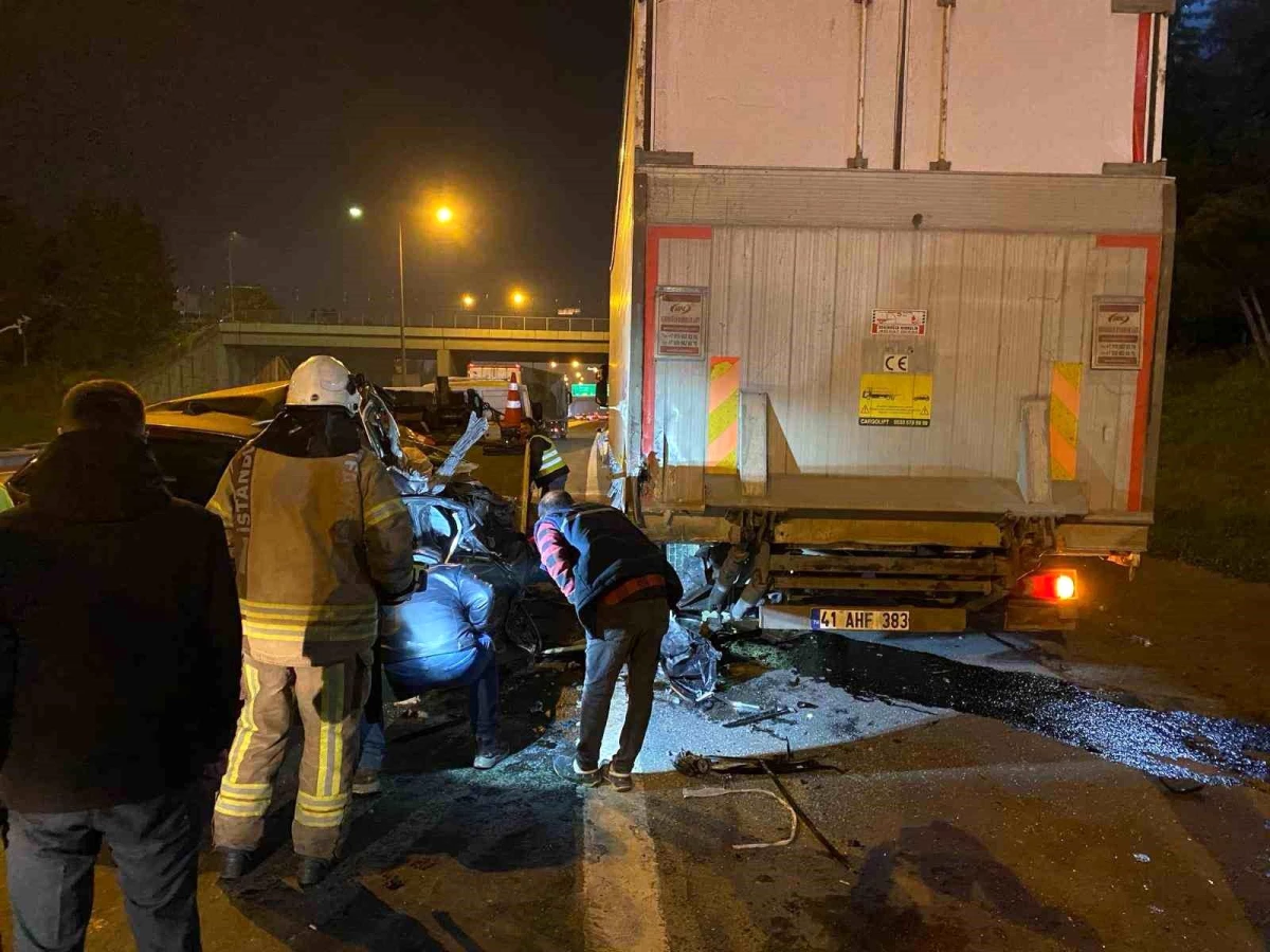 Esenler TEM Otoyolu\'nda otomobilin tıra çarptığı kazada 1 kişi yaralandı