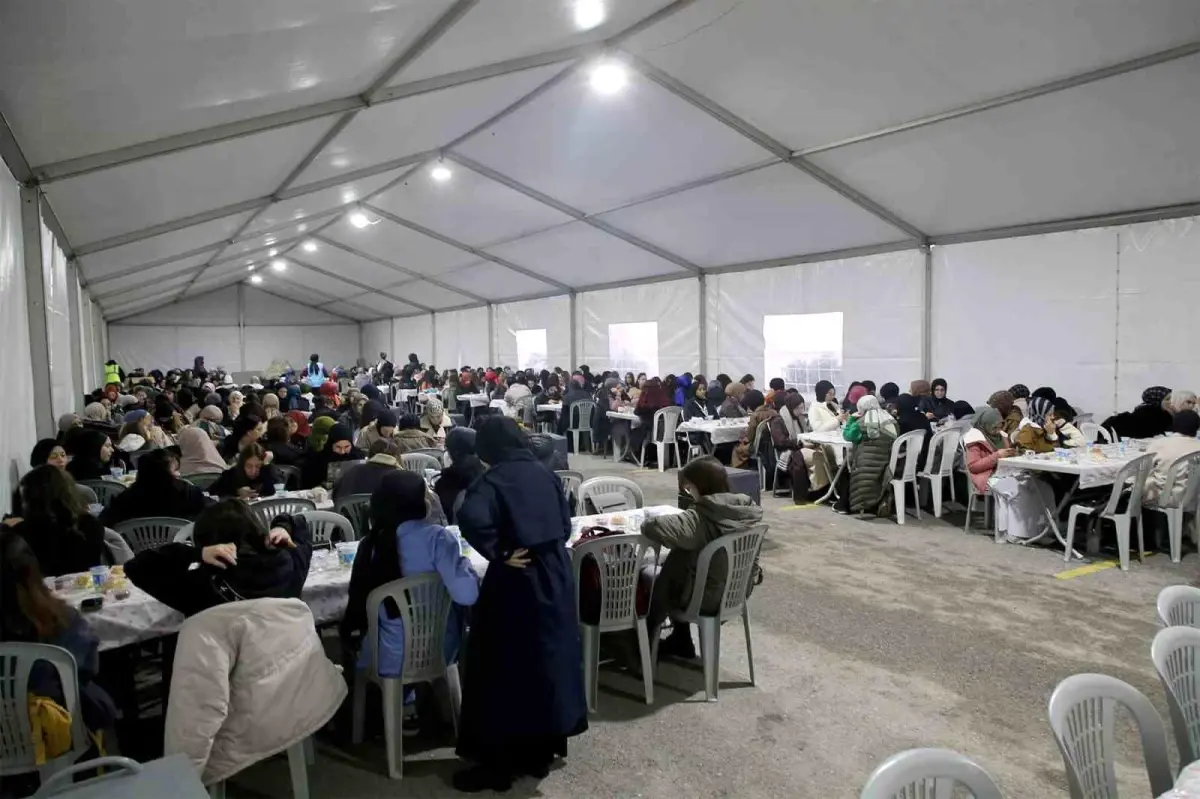 Sakarya Büyükşehir Belediyesi, Sakarya Üniversitesi\'nde Bin 100 Kişilik İftar Çadırı Açtı