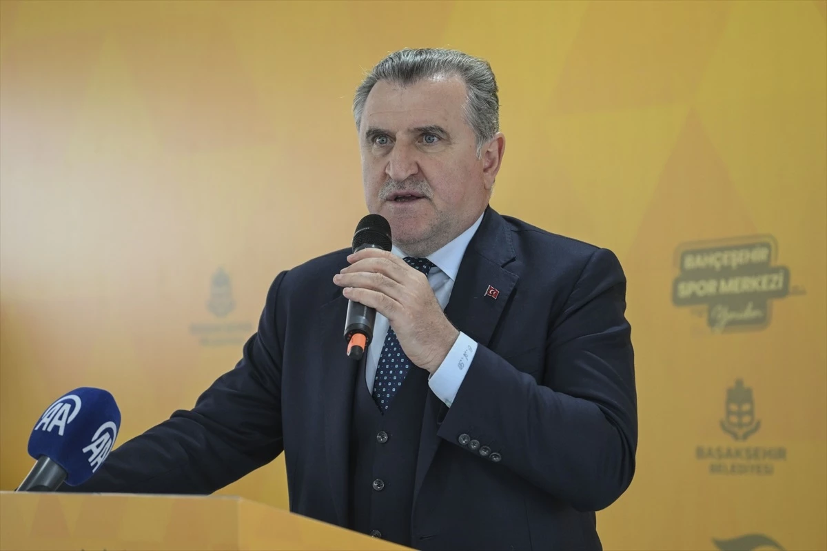 Gençlik ve Spor Bakanı Osman Aşkın Bak, Bahçeşehir Spor Merkezi\'nin açılışını yaptı