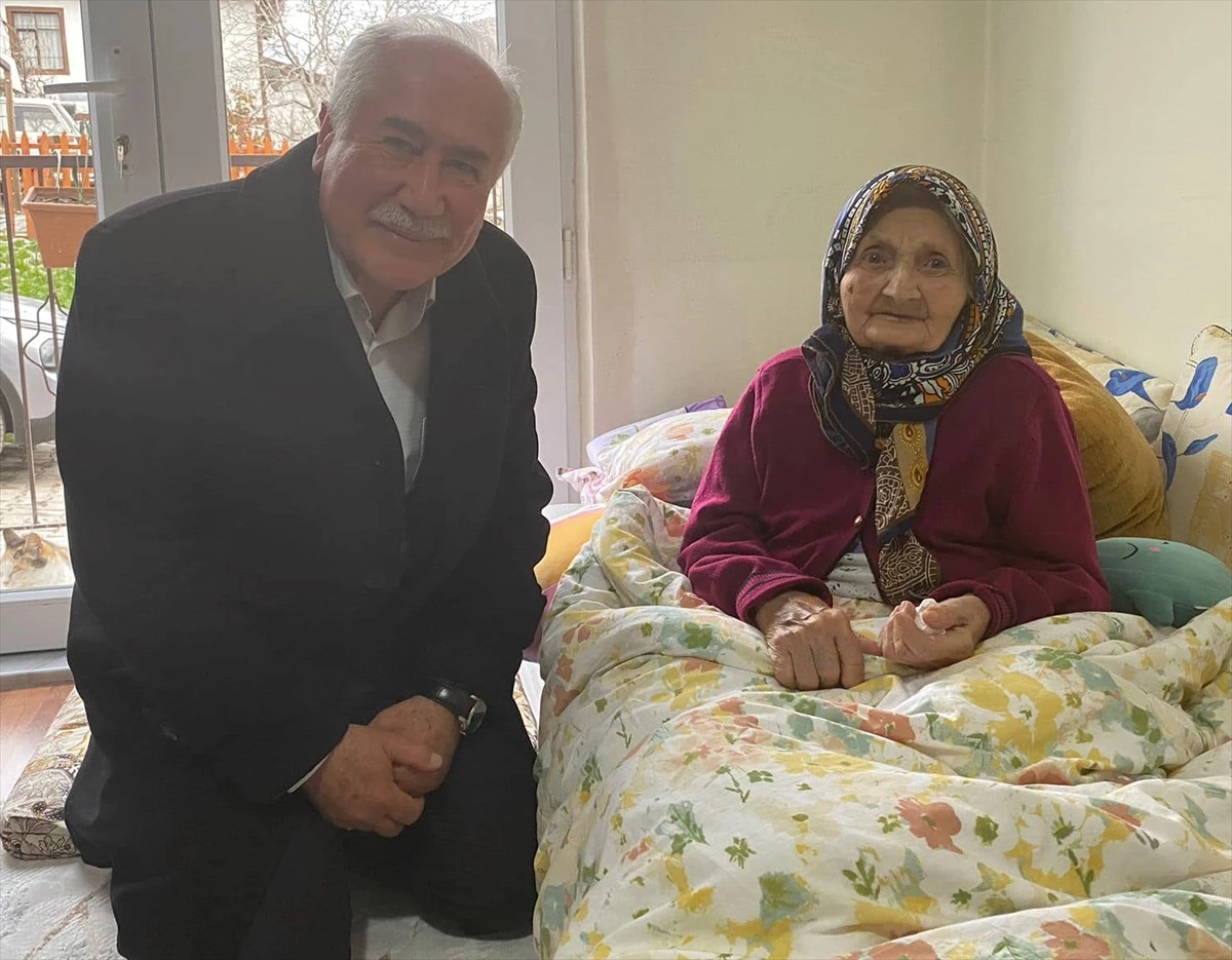Güdül Belediye Başkanı Muzaffer Yalçın, yaşlıları ziyaret ediyor