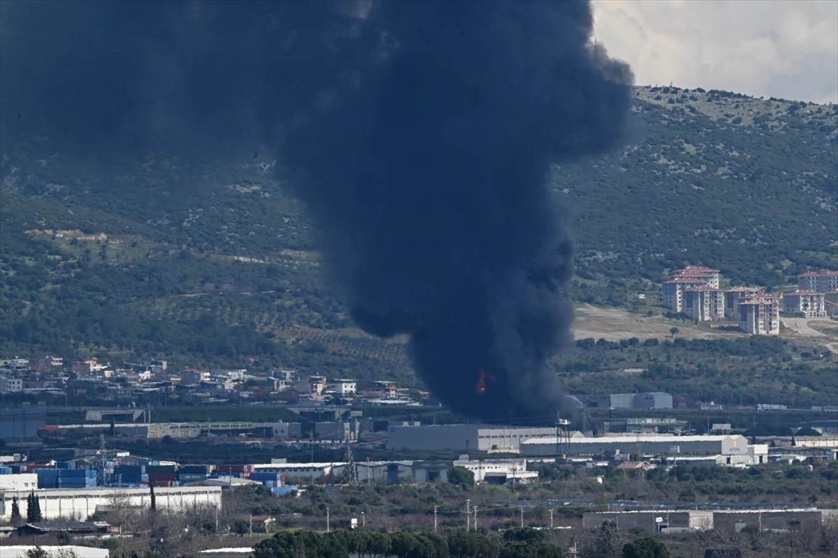İzmir Kemalpaşa\'da Kimyasal Malzeme Deposunda Yangın