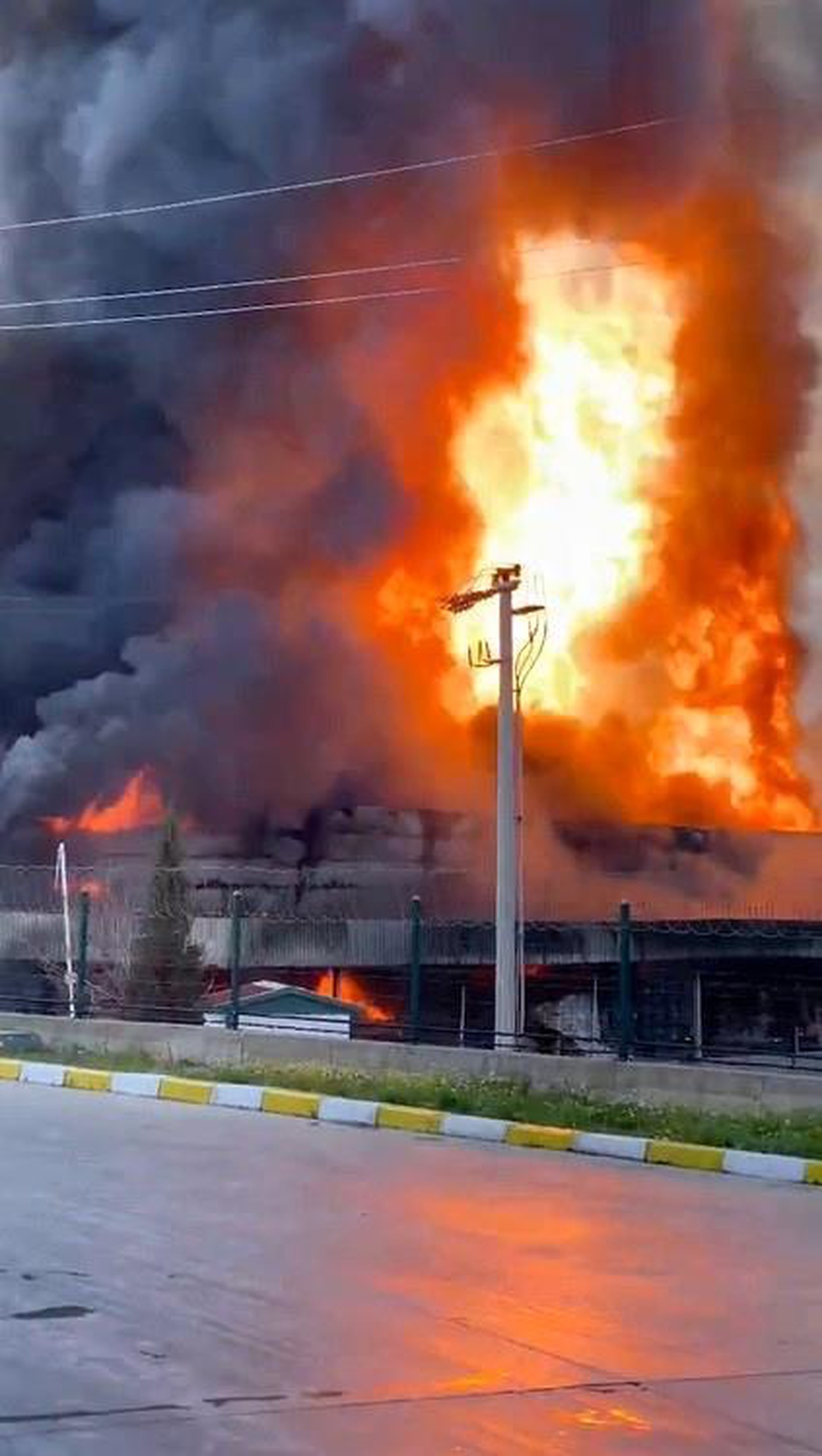İzmir Kemalpaşa\'da lojistik firmasının deposunda yangın çıktı
