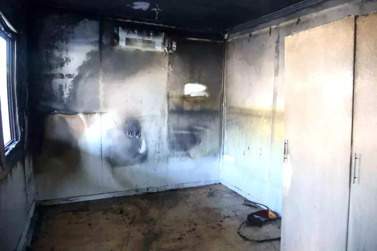 Hatay\'da Eşine Kızan Adam Konteyneri Yaktı