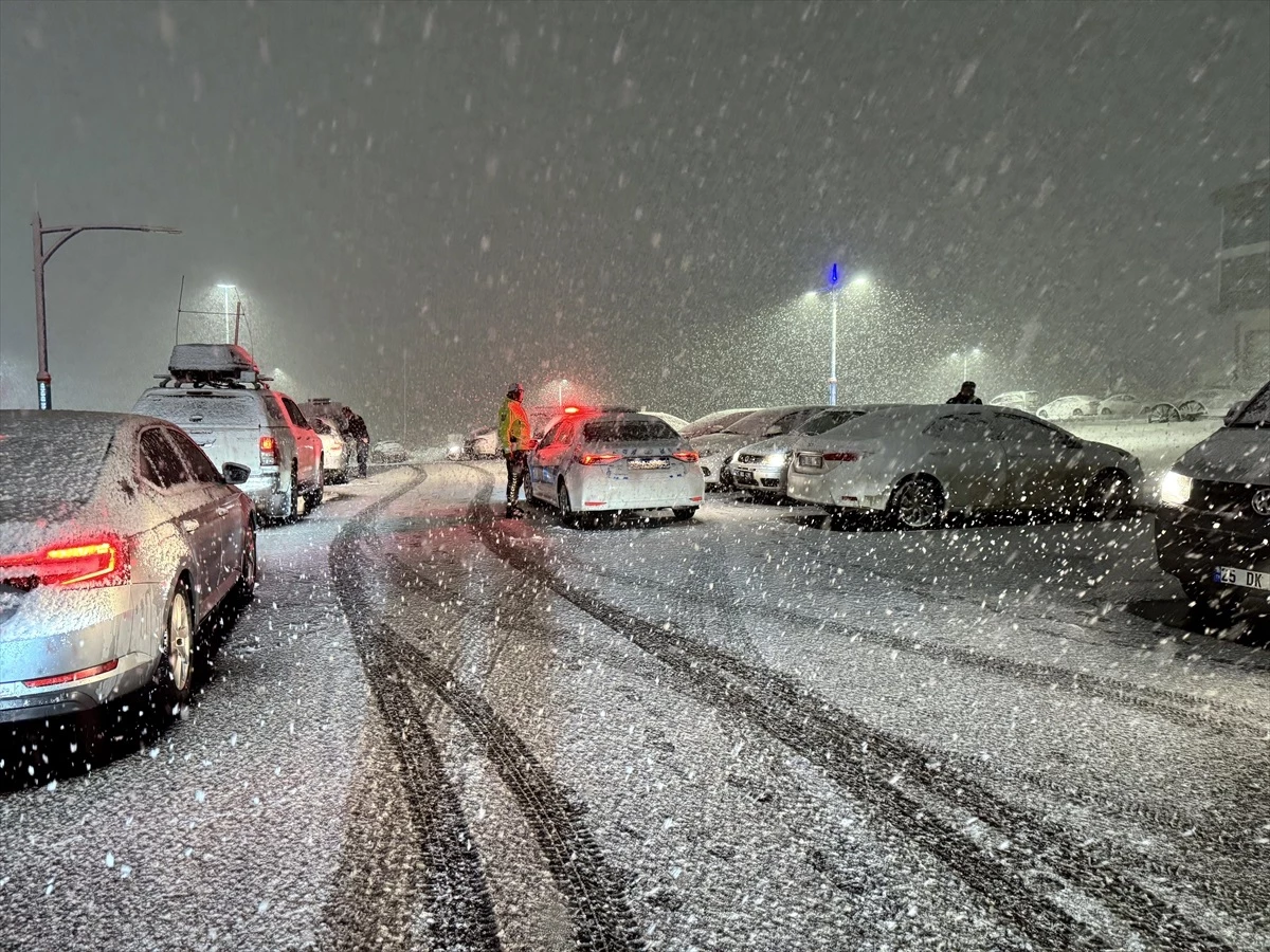 Kars, Ardahan ve Tunceli\'de Kar Yağışı Etkisini Sürdürüyor