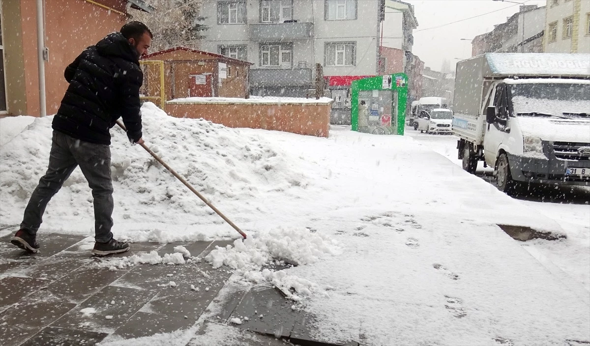 Kars ve Tunceli\'de Kar Yağışı