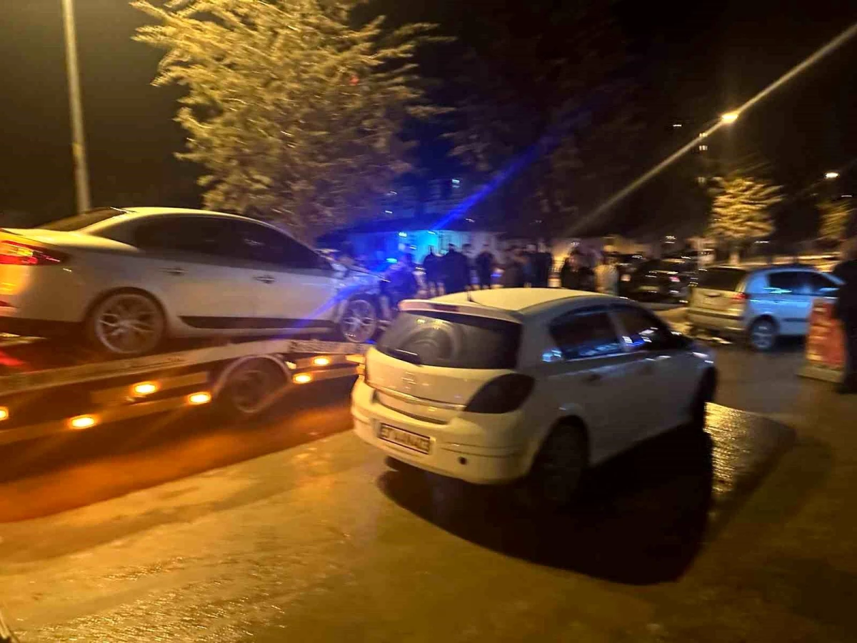 Kastamonu\'da Çarpışan Otomobiller Park Halindeki Araçlara Çarptı: 1 Yaralı