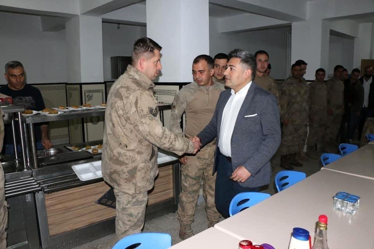 Bitlis Hizan Kaymakamı, askerlerle iftar yaptı