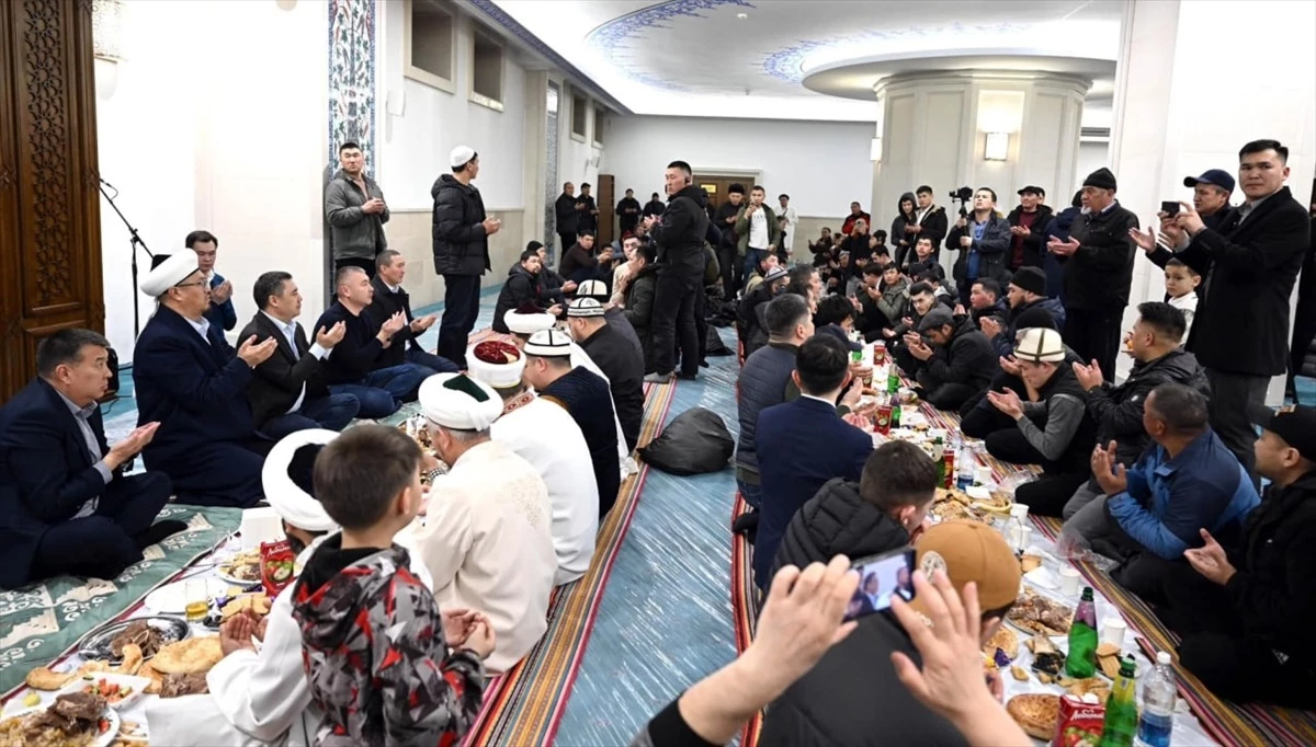 Kırgızistan Cumhurbaşkanı Sadır Caparov, İmam Serahsi Camisi\'nde iftar verdi