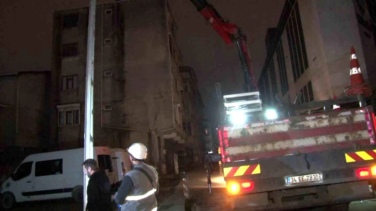Ataşehir\'de aşırı yüklü kamyonet elektrik direklerini devirdi