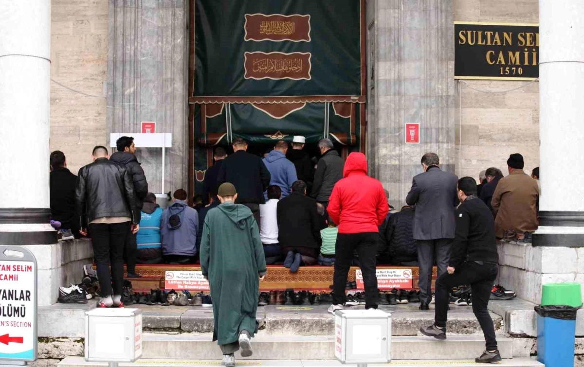 Konya\'da Ramazan ayının ilk Cuma namazında camiler doldu