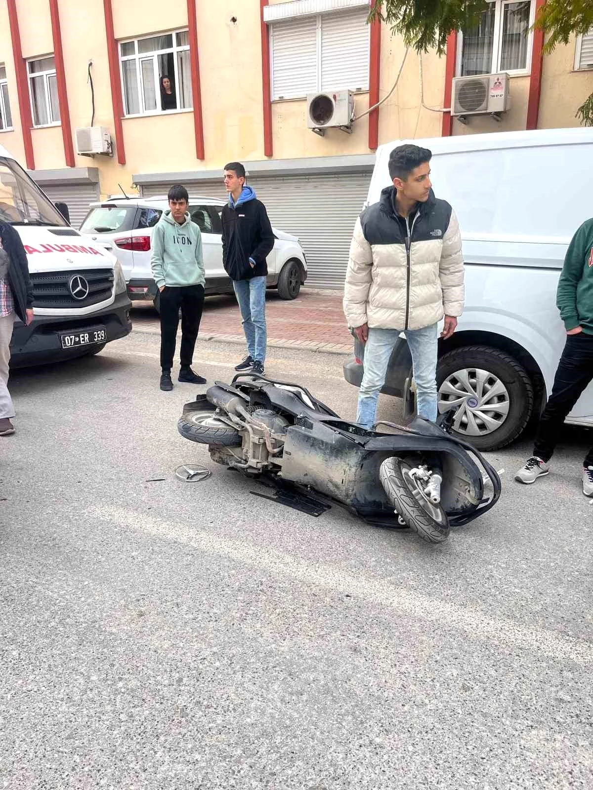 Antalya\'da 3 araçlı zincirleme kaza: 2 kişi yaralandı