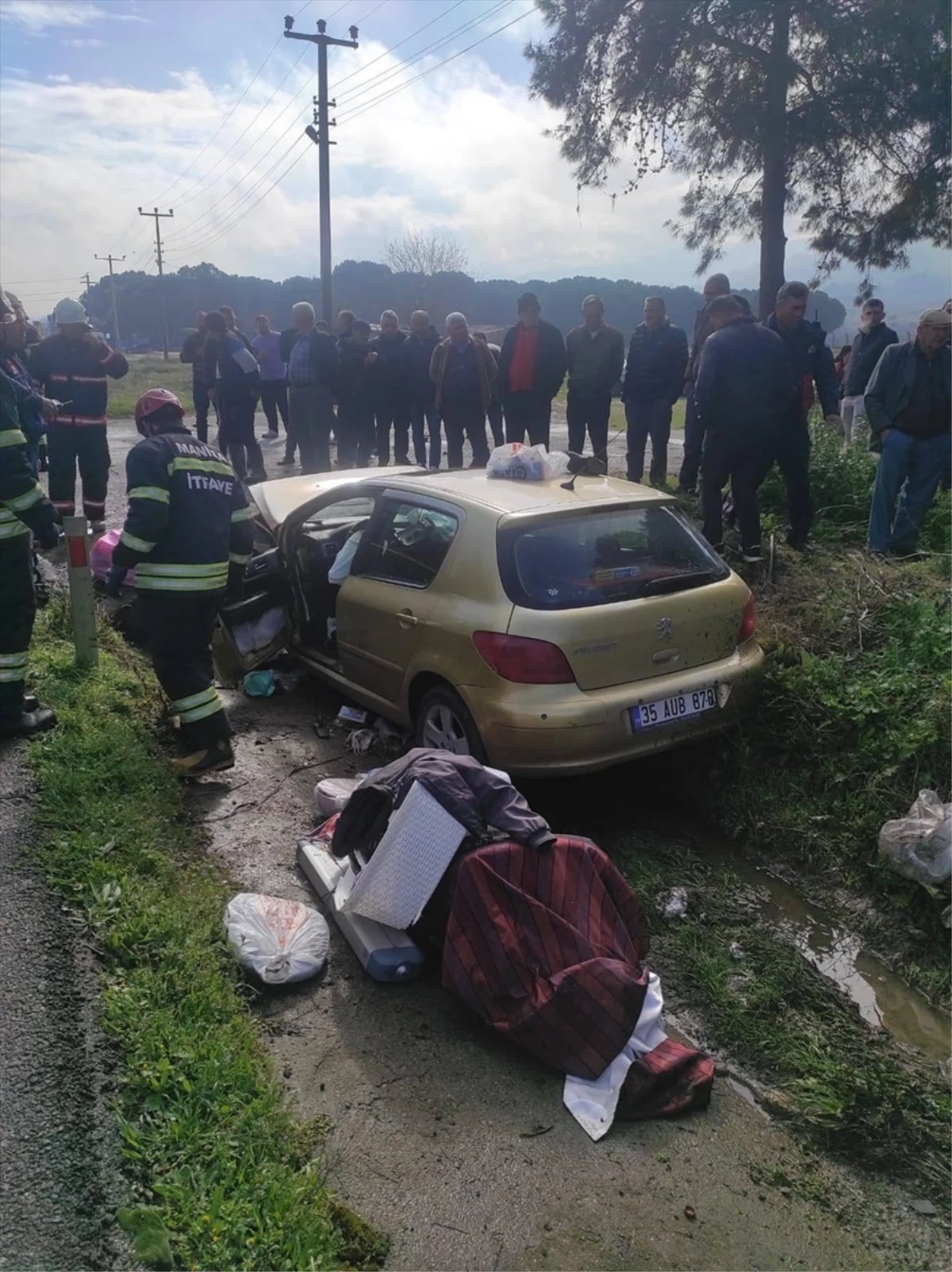 Salihli\'de otomobil menfeze çarptı: 2 kişi ağır yaralandı
