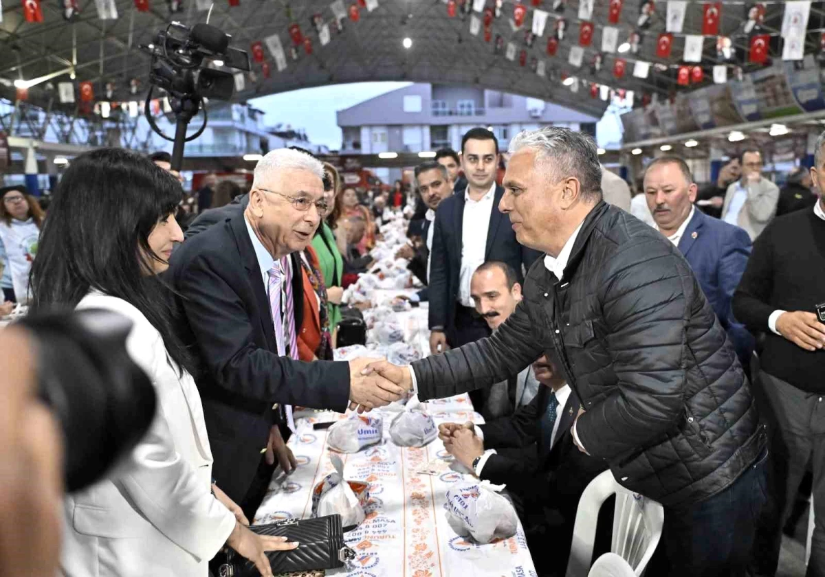 Muratpaşa Belediye Başkanı Ümit Uysal, Cumhuriyet Mahallesi\'nde iftara katıldı