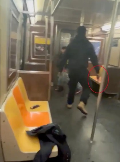 New York'ta tren içinde korkunç kavga: Mülteci, kendisine saldıran yolcuyu kendi silahıyla vurdu