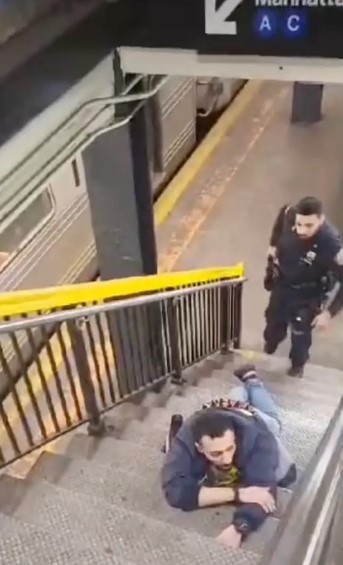 New York'ta tren içinde korkunç kavga: Mülteci, kendisine saldıran yolcuyu kendi silahıyla vurdu