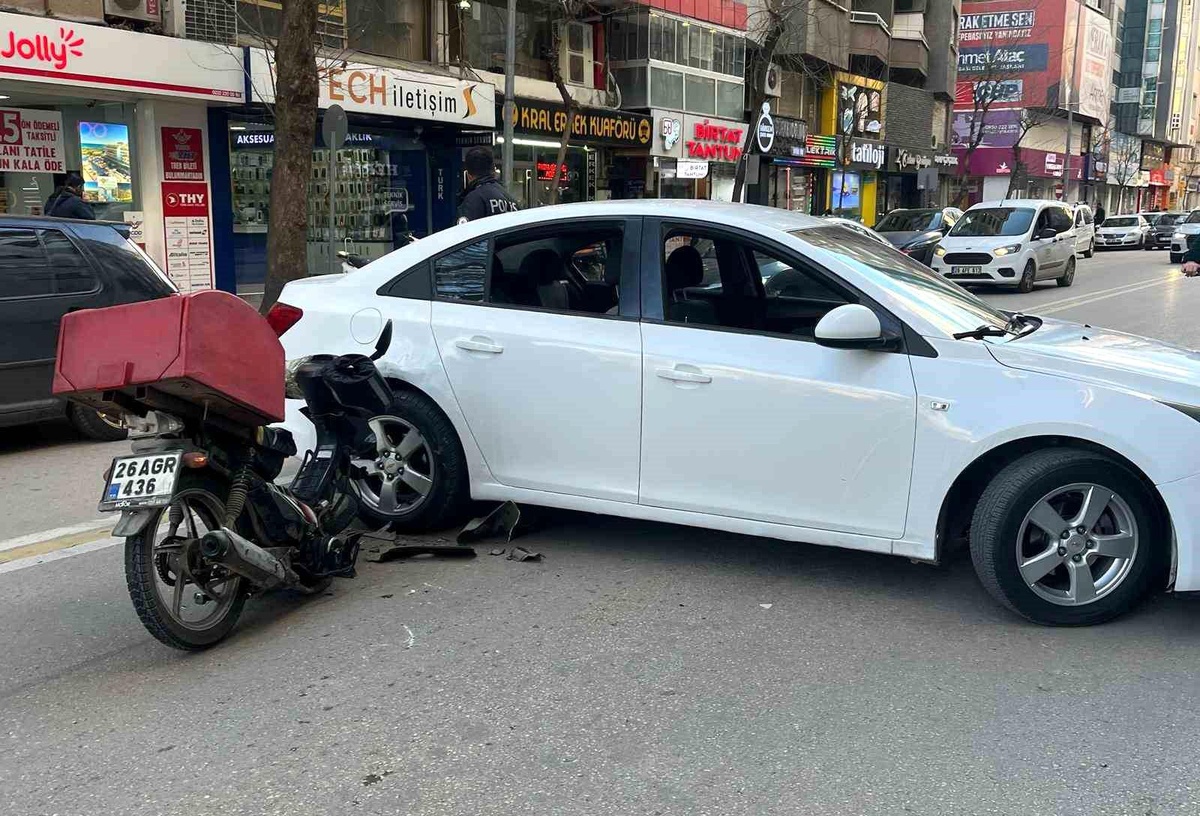 Eskişehir\'de otomobile çarpan motosiklet ortadan 2\'ye bölündü, 1 kişi yaralandı