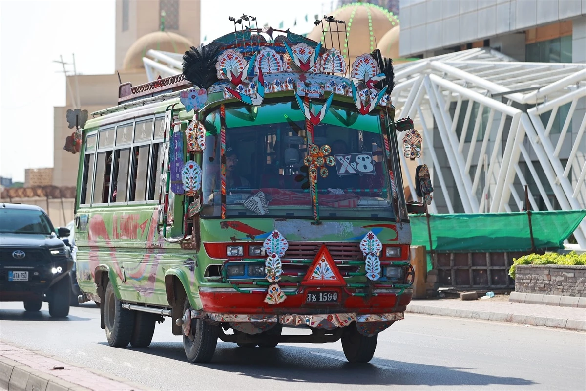 Renkli Otobüslerle Şehir İçi Ulaşım Pakistan\'da Dikkat Çekiyor