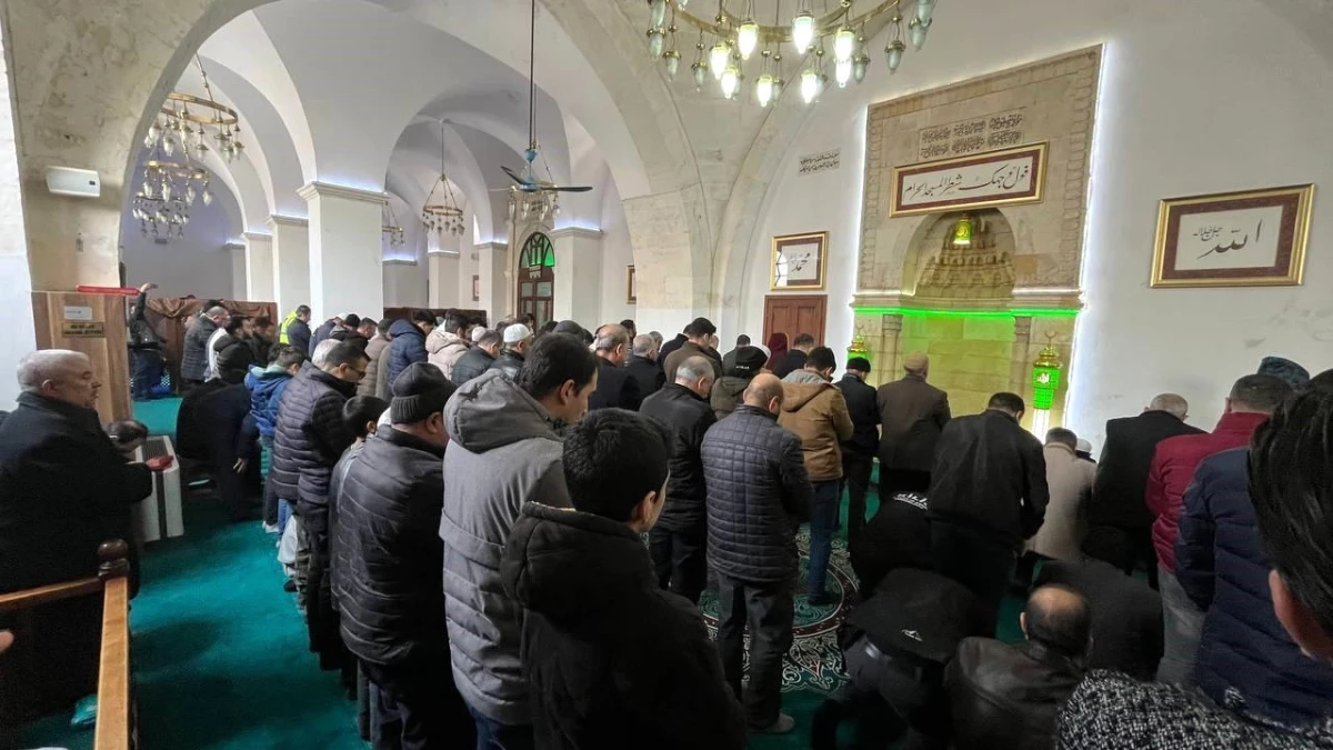 Ramazan ayının ilk cuma namazında vatandaşlar camilere akın etti