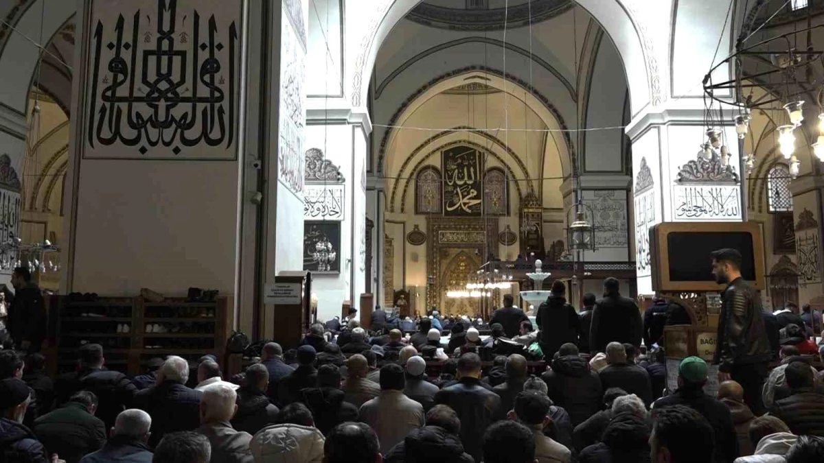 Bursalılar Ramazan Ayının İlk Cuma Namazında Ulu Cami\'ye Akın Etti